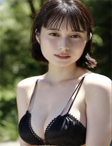 《外国大尺度超裸床戏-g罩杯美女》